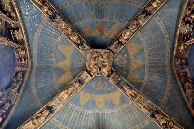Fotografía completa de las esculturas en el techo de la iglesia