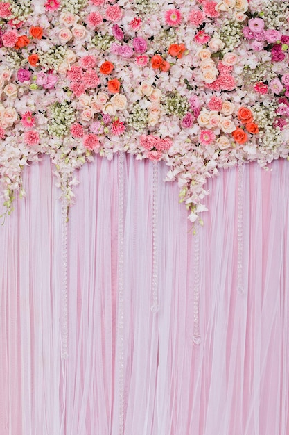 Foto fotografía completa de las flores rosadas colgando en la pared