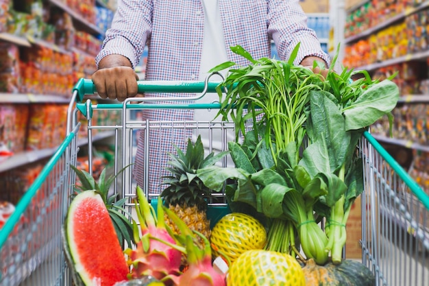 Fotografía completa de frutas en exhibición en una tienda