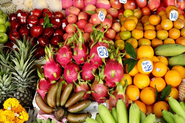 Foto fotografía completa de frutas en el mercado