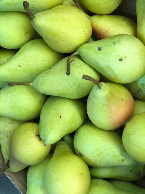 Fotografía completa de frutas para la venta en el puesto del mercado