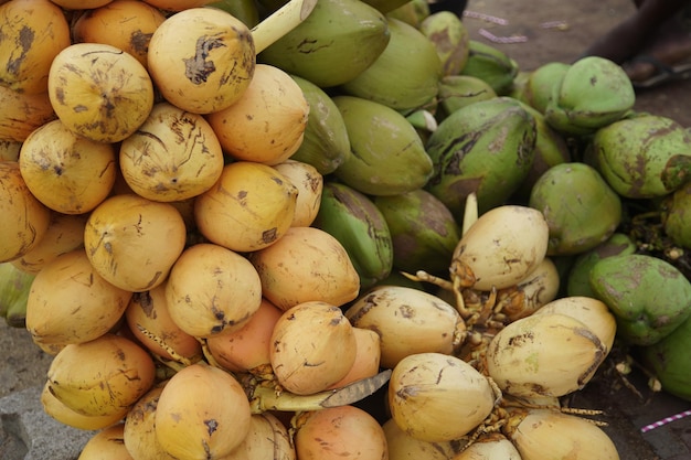 Fotografía completa de frutas para la venta en el puesto del mercado
