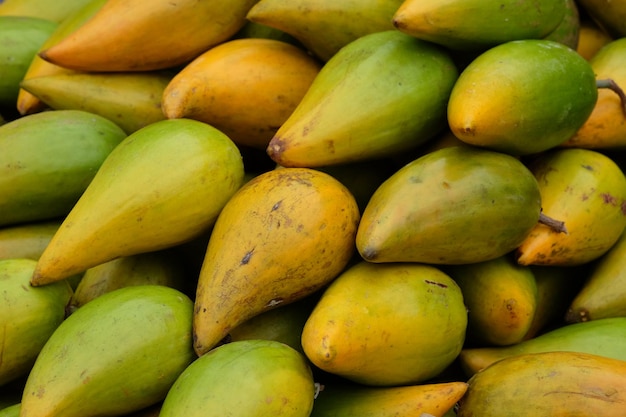 Foto fotografía completa de frutas para la venta en el puesto del mercado