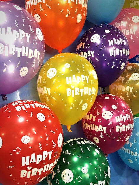 Fotografía completa de globos en la pared durante el cumpleaños