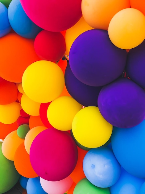 Fotografía completa de globos de varios colores