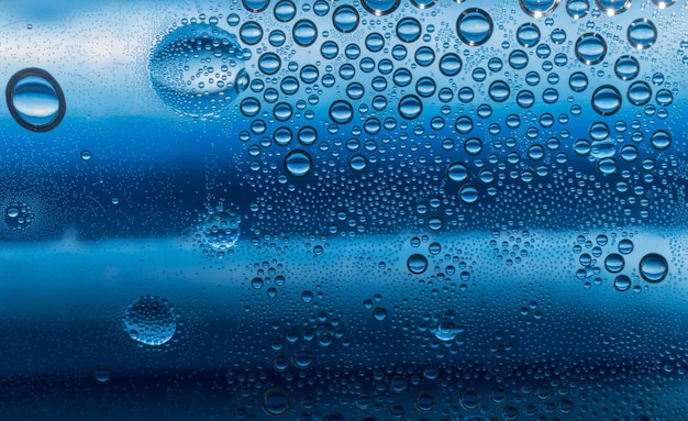 Fotografía completa de gotas de agua en la ventana