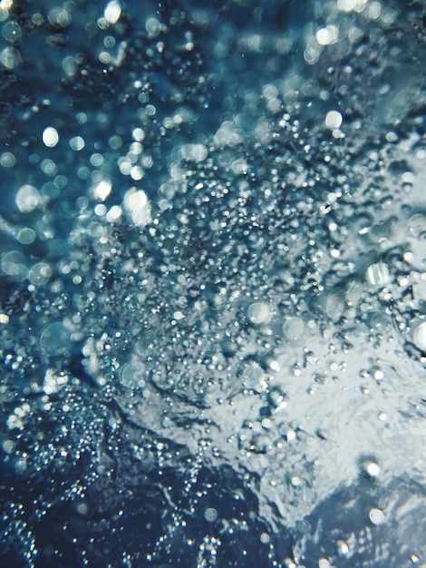 Fotografía completa de gotas de agua en el vidrio