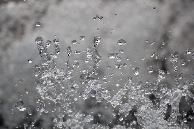 Foto fotografía completa de las gotas de lluvia en el agua