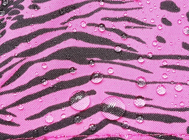 Foto fotografía completa de gotas de lluvia en un fondo abstracto rosado