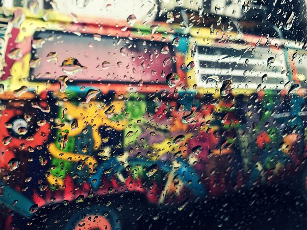 Fotografía completa de las gotas de lluvia en la ventana del coche