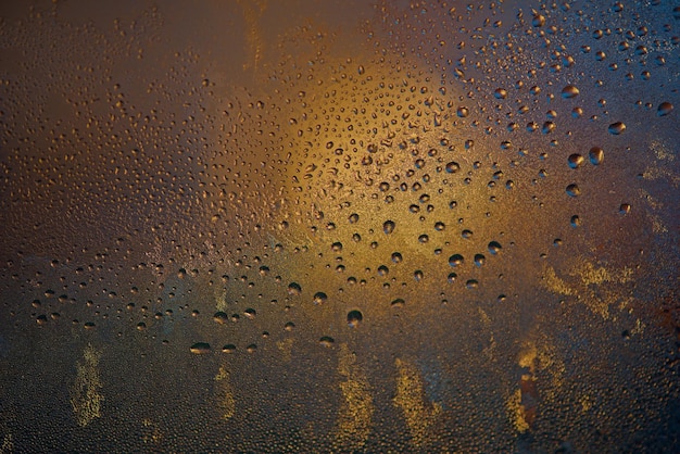 Fotografía completa de las gotas de lluvia en una ventana de vidrio