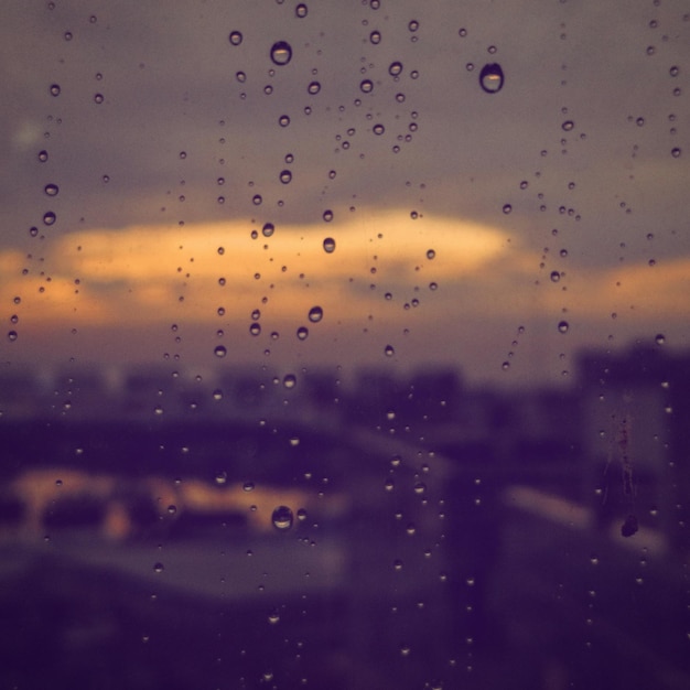 Foto fotografía completa de las gotas de lluvia en la ventana