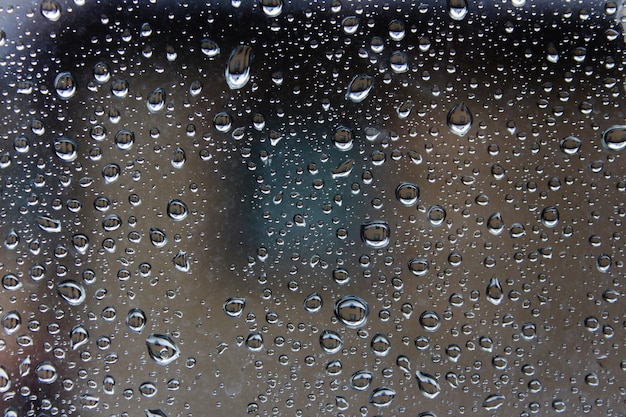 Fotografía completa de las gotas de lluvia en el vidrio