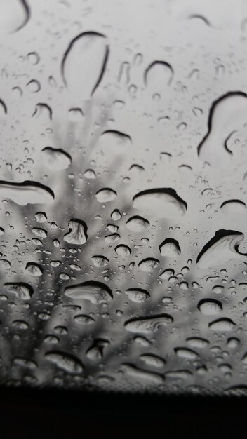 Fotografía completa de las gotas de lluvia en el vidrio