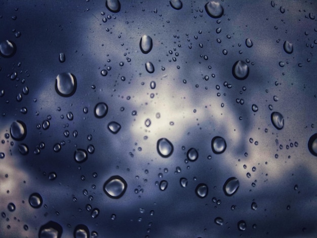 Fotografía completa de las gotas en la ventana