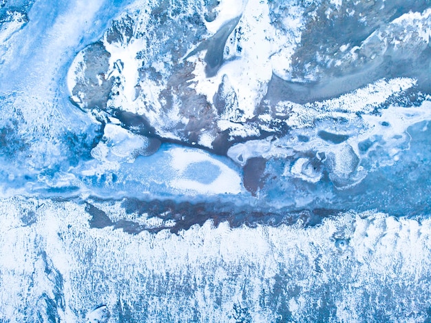 Fotografía completa del hielo en una playa de arena en Noruega