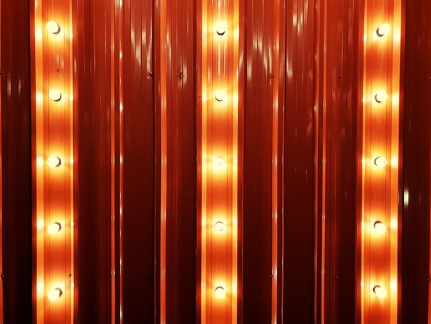 Fotografía completa de hierro ondulado iluminado