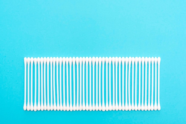 Fotografía completa de hisopos de algodón sobre un fondo azul