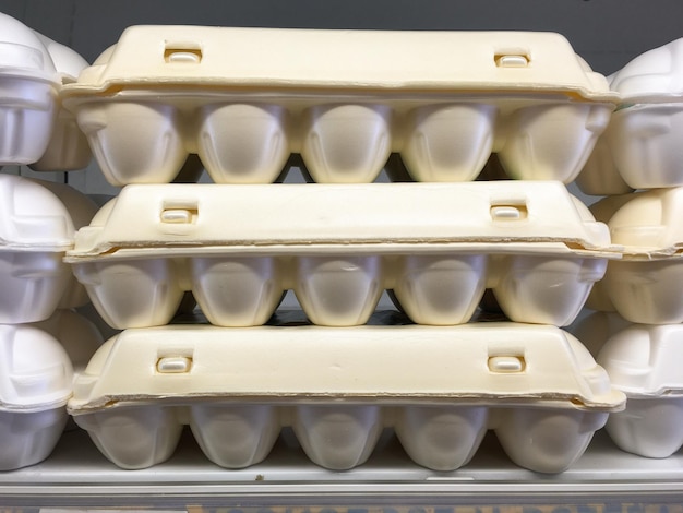 Fotografía completa de los huevos en el recipiente