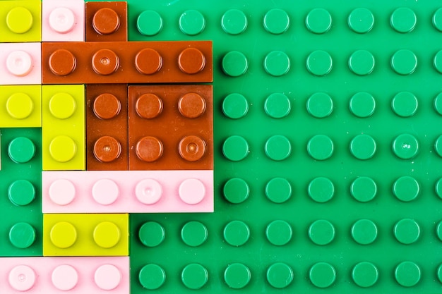 Fotografía completa de un juguete de plástico multicolor
