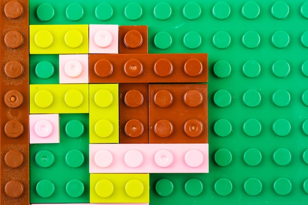 Fotografía completa de un juguete de plástico multicolor