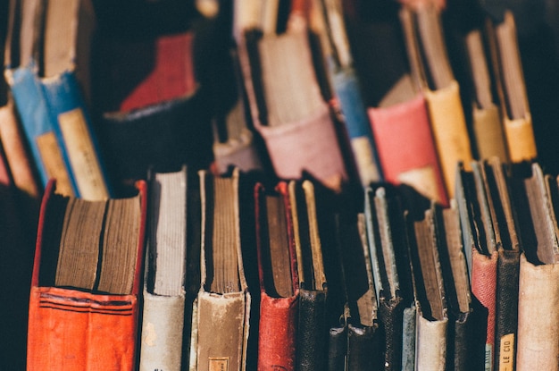 Fotografía completa de libros viejos multicolores para la venta