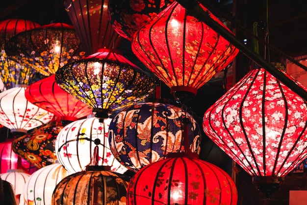 Fotografía completa de las linternas iluminadas
