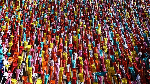 Fotografía completa de luces multicolores colgando en el mercado