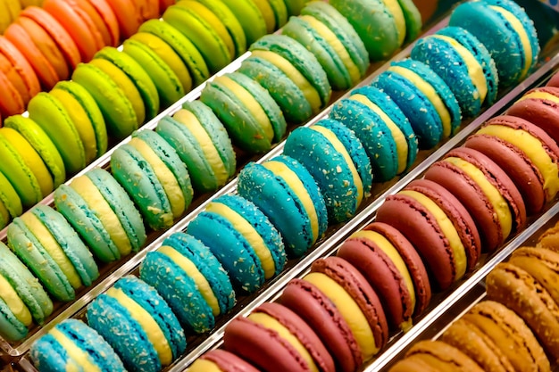 Fotografía completa de macarrones multicolores para la venta en el mercado