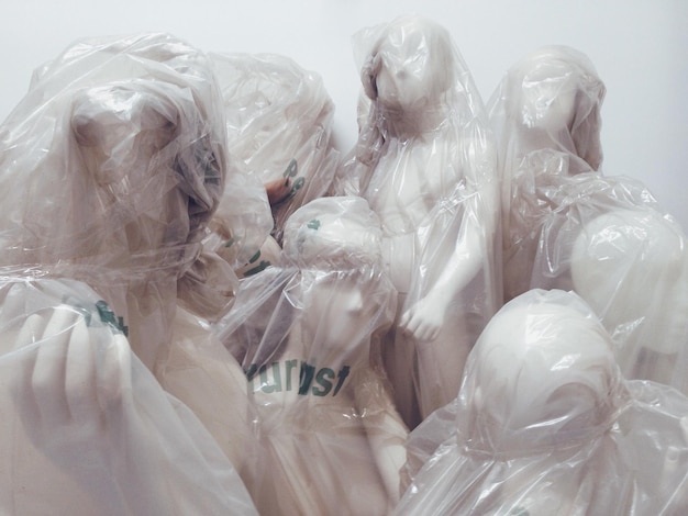 Fotografía completa de los maniquíes envueltos