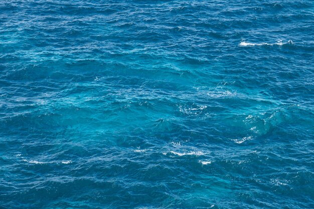 Fotografía completa del mar azul