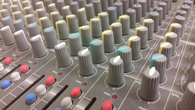 Fotografía completa de la mezcladora de sonido en el estudio