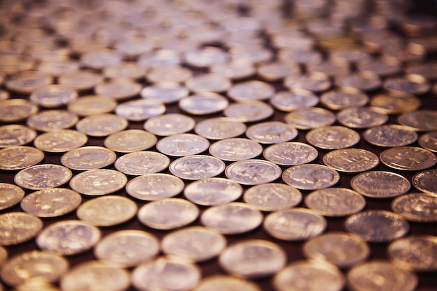 Fotografía completa de las monedas en la mesa