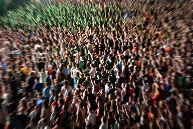 Foto fotografía completa de la multitud disfrutando durante el concierto