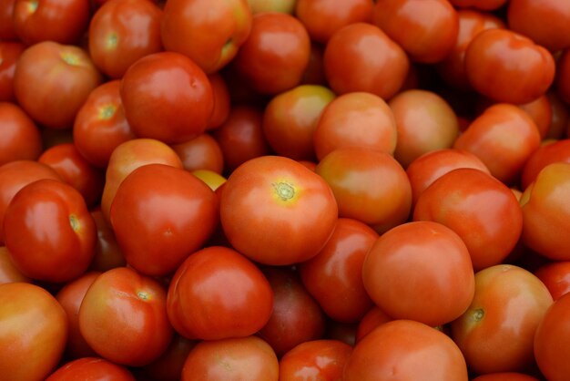 Fotografía completa de naranjas en el mercado