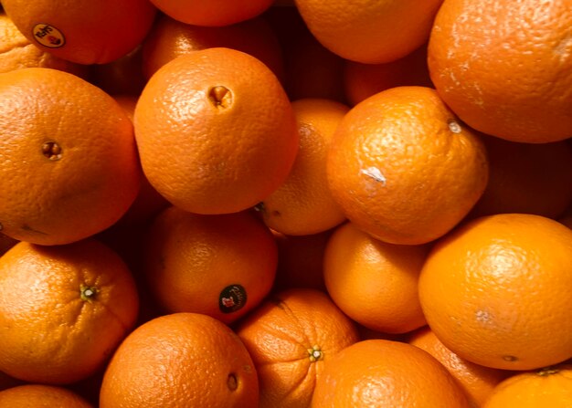 Fotografía completa de naranjas en el mercado