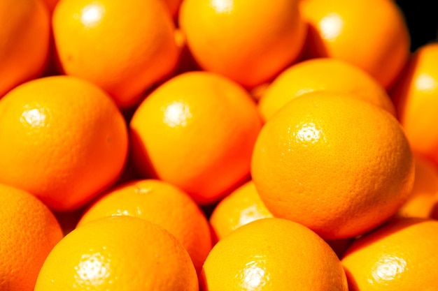 Foto fotografía completa de naranjas en el puesto del mercado