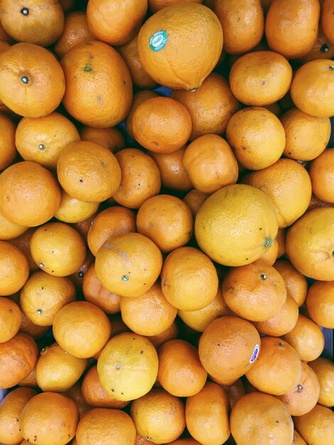 Fotografía completa de naranjas en el puesto del mercado