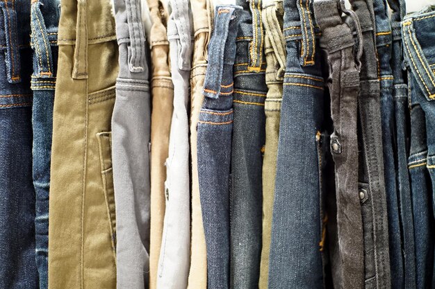 Fotografía completa de pantalones vaqueros colgados para la venta en la tienda