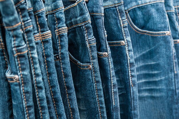 Fotografía completa de pantalones vaqueros para la venta en la tienda