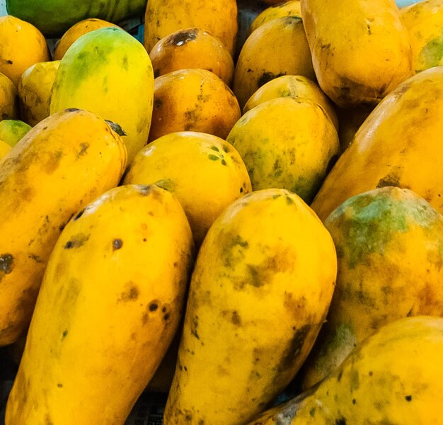 Fotografía completa de papayas para la venta en el mercado