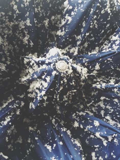 Fotografía completa de un paraguas cubierto de copos de nieve