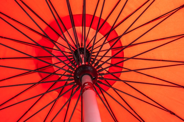 Fotografía completa del paraguas rojo