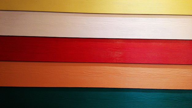 Fotografía completa de una pared de madera de colores