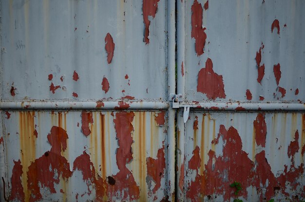 Fotografía completa de una pared metálica oxidada