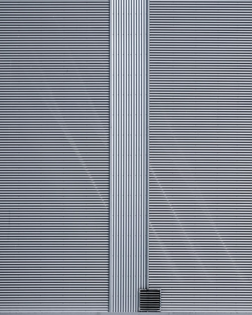 Fotografía completa de la pared metálica