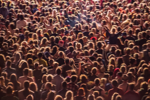 Foto fotografía completa de personas en un evento musical