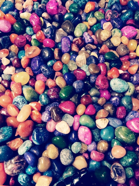 Fotografía completa de las piedras multicolores