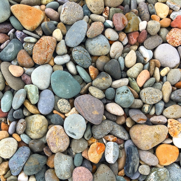 Fotografía completa de las piedras en la playa