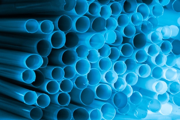 Foto fotografía completa de las pilas de plástico azul